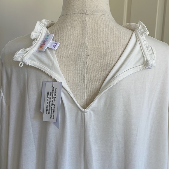 BNWT✨LULAROE Clara smocked blouse in off white - Picture 9 of 11